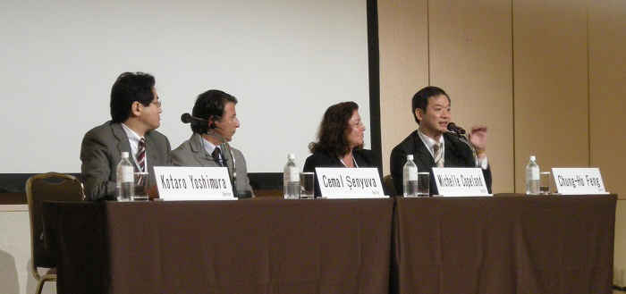 馮中和醫師受邀擔任2009年第十屆亞太國際美容外科(IPRAS)年會,擔任抽脂講座指導座長,和日本自體脂肪移植大師吉村浩太郎博士並席(左一)