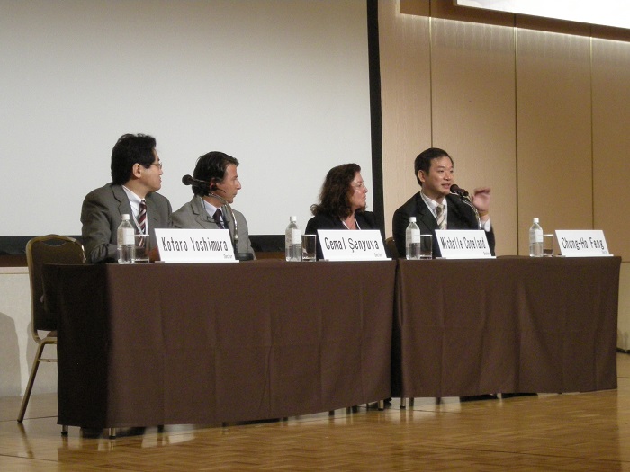 馮中和醫師受邀擔任2009年第十屆亞太國際美容外科(IPRAS)年會,擔任抽脂(Liposuction)講座指導座長。和日本自體脂肪移植大師吉村浩太郎博士並席(左一)