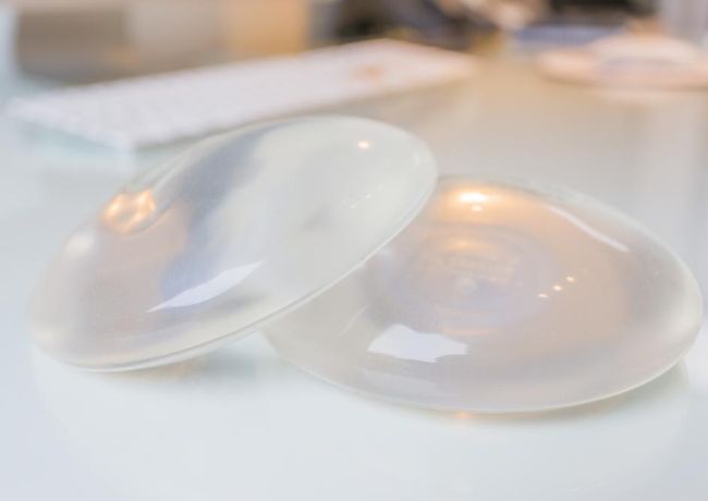 2025 隆乳費用怎麼算？不同材質大比拼，找到最適合你的完美選擇！